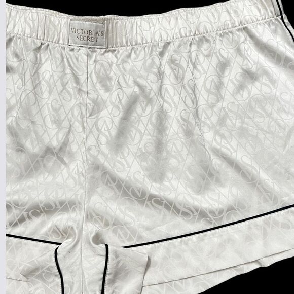 Victoria’s Secret Soft Satin allover VS pajama shorts Off white XXL - Picture 3 of 3